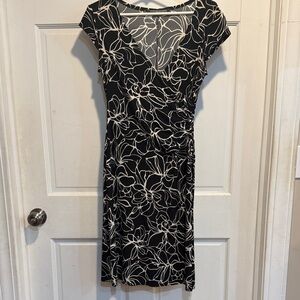 Jones Wear Elegant Black and Cream Midi Dress